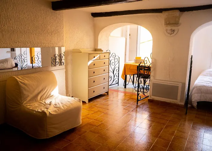 Vieux Grand Studio Ensoleille * Мантон